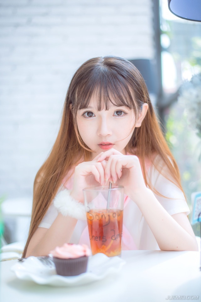 “算不得新消息，其实早在半年多前，蜀主刘璋突然开始推广均田制，效仿吕布在冀州的作为，不断从世家手中夺取土地，而且手段比之吕布还要下作，吕布至少事出有因，而且处事有法可依，利了百姓，而刘璋却只为一己私利，处事不公，百姓也得不到实利，搞得整个成都怨声载道，世家敢怒不敢言，到最近，刘璋越发昏庸，世家主动降税之后，百姓眼见告发无利之后，不再主动告发，刘璋却暗中买通一些刁民告状，小弟感觉蜀中恐怕要出事，特地星夜兼程赶回荆州，将此事告知兄长。”诸葛均沉声道。